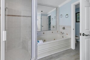 Apartment, Mehrere Betten (Hidden Dunes 1704) | Badezimmer | Handtücher, Seife, Toilettenpapier
