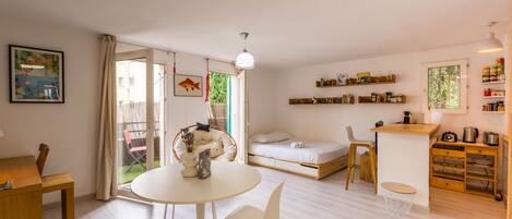 Free WiFi, bed sheets