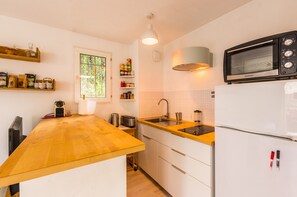 Fridge, oven, coffee/tea maker, toaster