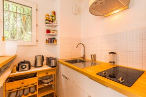 Frigorífico, horno, cafetera o tetera y hervidor eléctrico