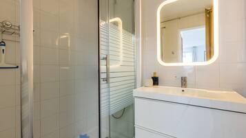 Dusche, Haartrockner, Handtücher