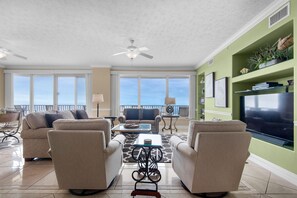 公寓客房, 多張床 (Hidden Dunes 1305) | 起居區 | 電視