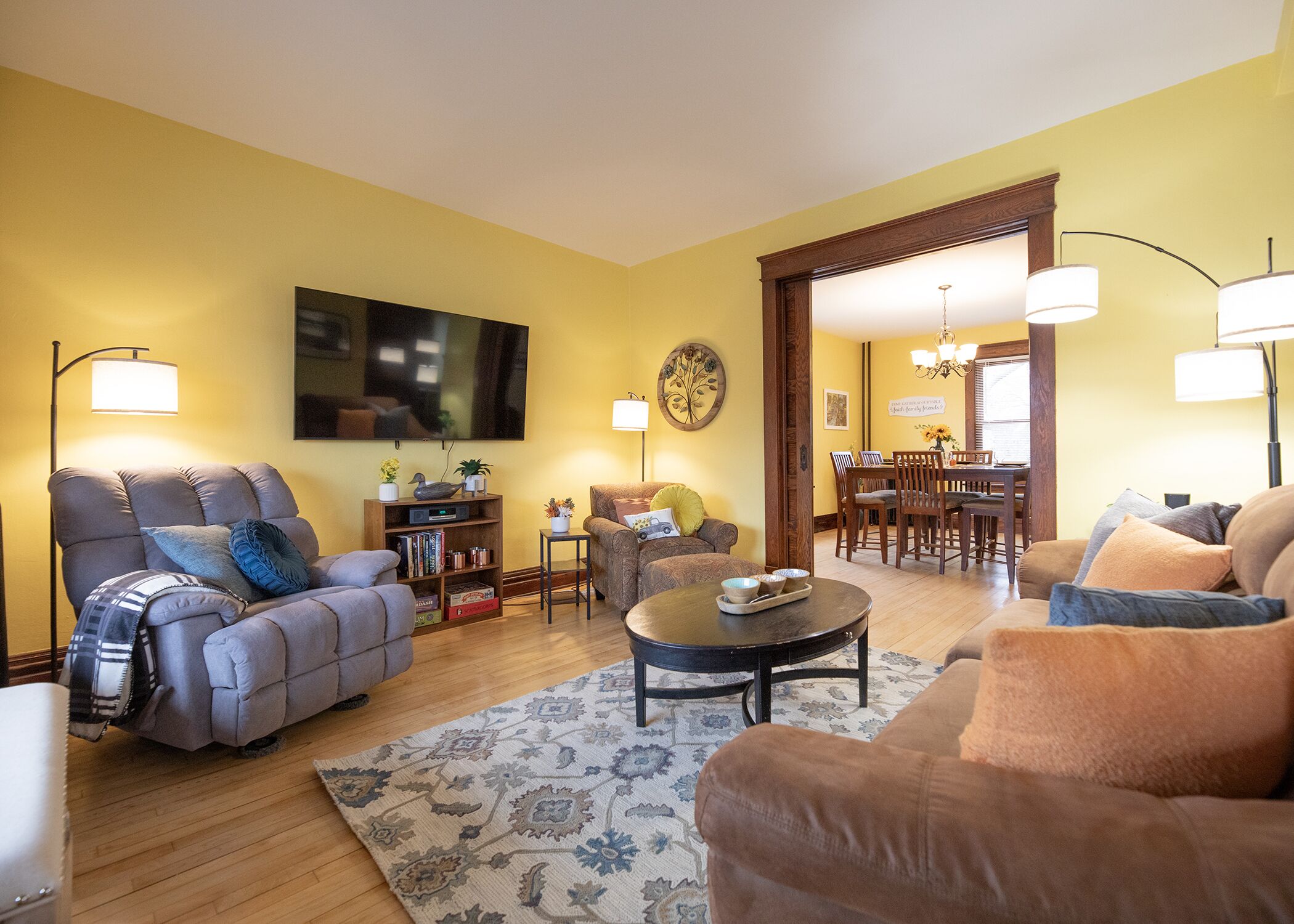 Smart TV, fireplace, stereo