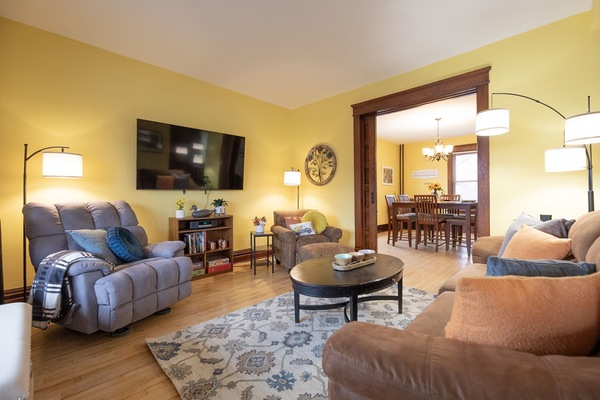 Smart TV, fireplace, stereo