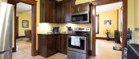 Frigorifero, microonde, forno, piano cottura