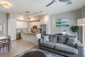 Televisio, videopelejä, pöytäjalkapallopöytä