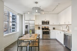 冷蔵庫、電子レンジ、オーブン、コンロ