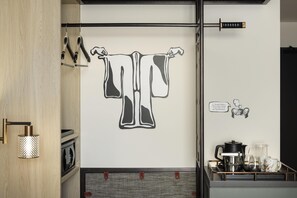 Dundyner, minibar (inkludert), safe på rommet og skrivebord