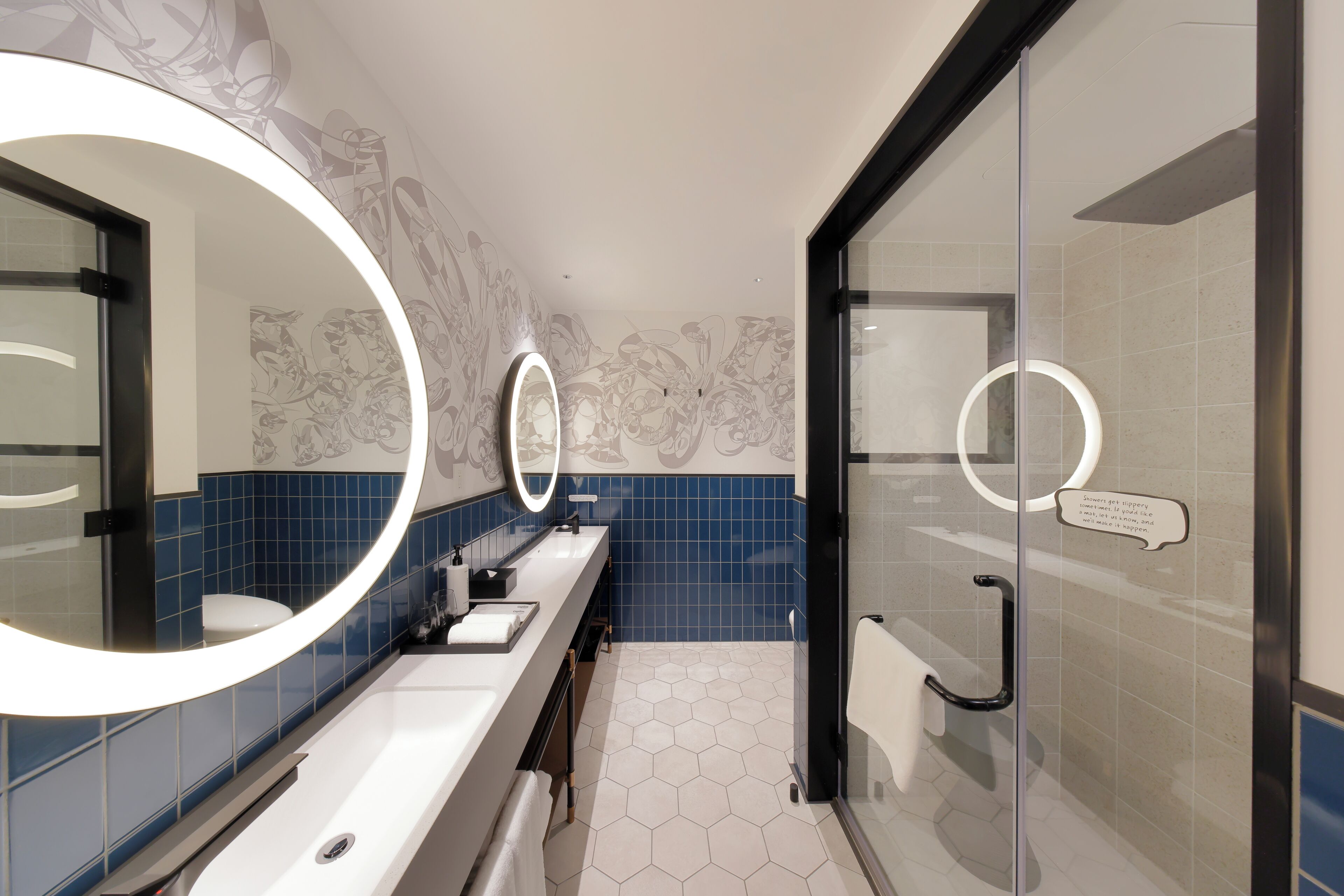 Phòng Deluxe, 1 giường cỡ king, quang cảnh thành phố | Phòng tắm | Buồng tắm vòi sen, vòi sen thủy lực, đồ dùng nhà tắm miễn phí 