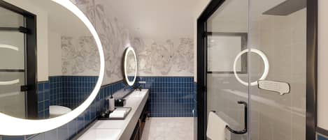 Deluxe Room, 1 King Bed, City View | Bathroom