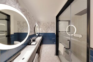 ห้องดีลักซ์, เตียงคิงไซส์ 1 เตียง, วิวเมือง | ห้องน้ำ | ฝักบัว, ฝักบัวนวดด้วยพลังน้ำ, ของใช้ในห้องน้ำฟรี, ไดร์เป่าผม