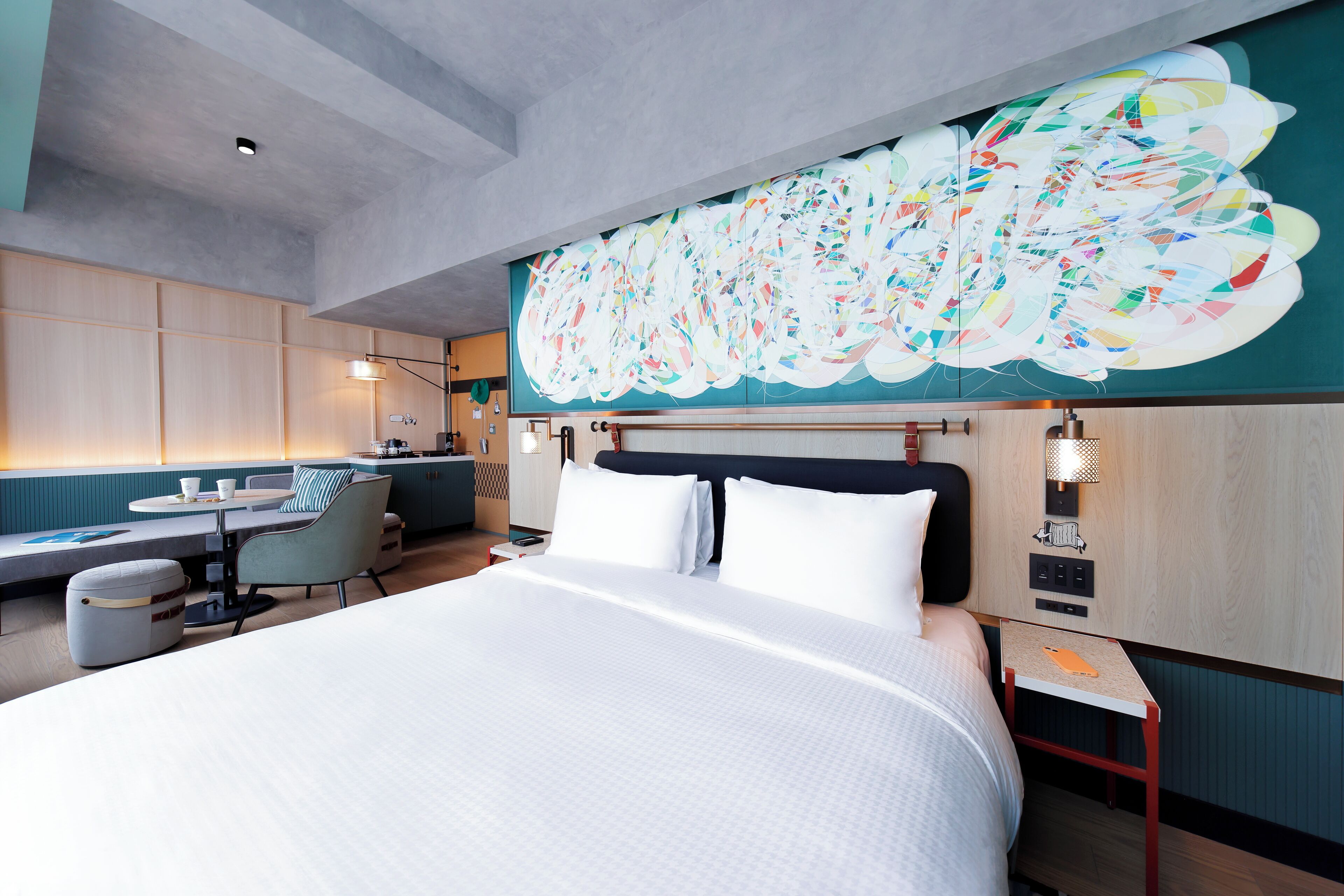 Edredones de plumas, minibar con artículos gratuitos, caja fuerte