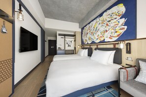 Cubrecamas y minibar con artículos gratuitos