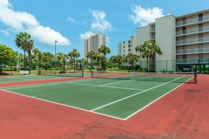 Apartment, 1 King-Bett und Schlafsofa (Dunes of Panama 905E) | Sportplatz