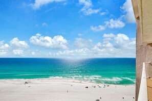 Una playa con aguas turquesas cristalinas y una orilla arenosa.