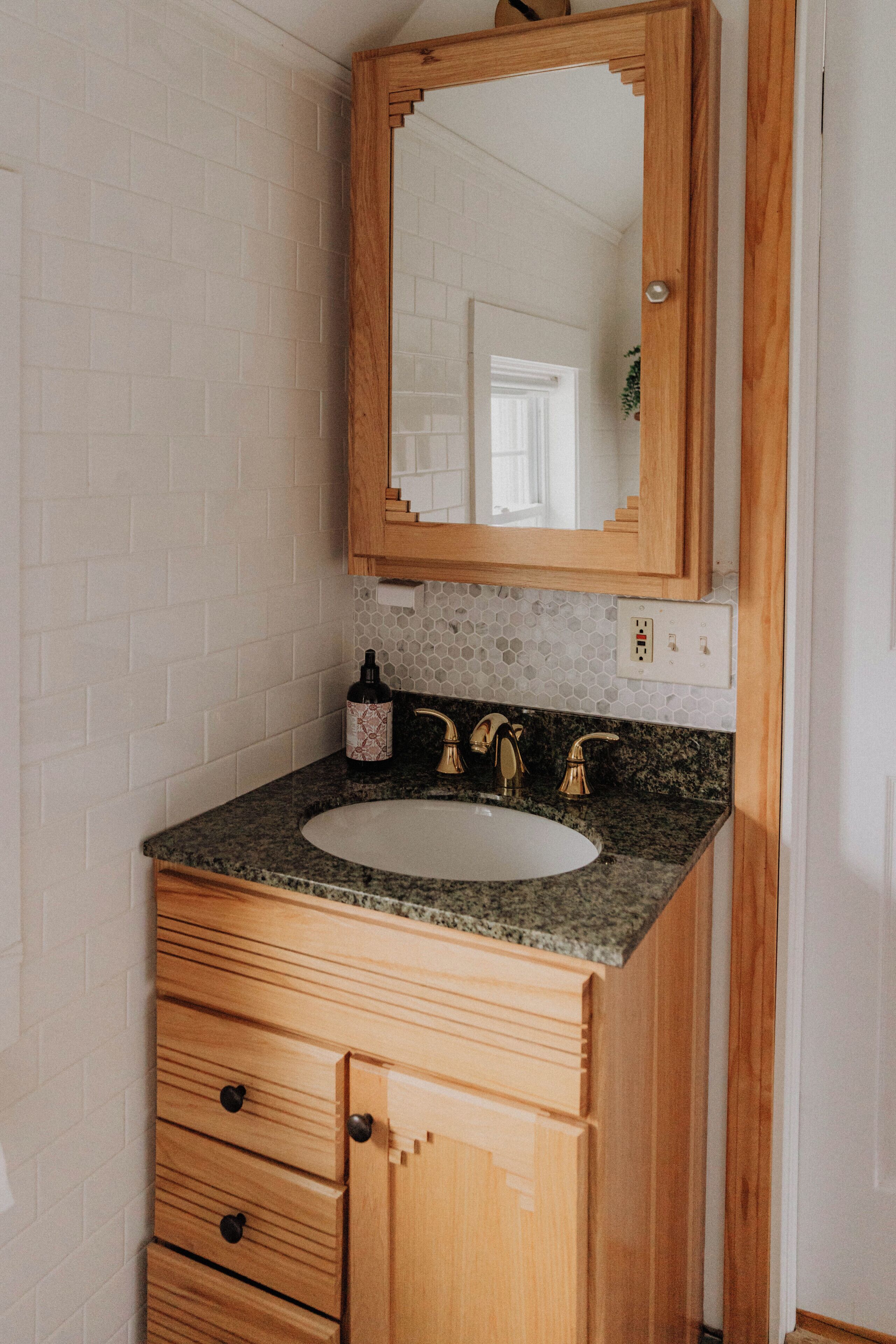 Een douche, een haardroger, handdoeken, zeep