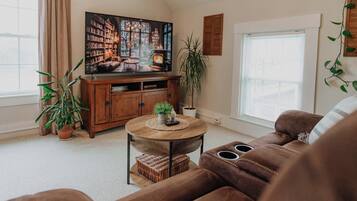 Smart TV, libros, oficina