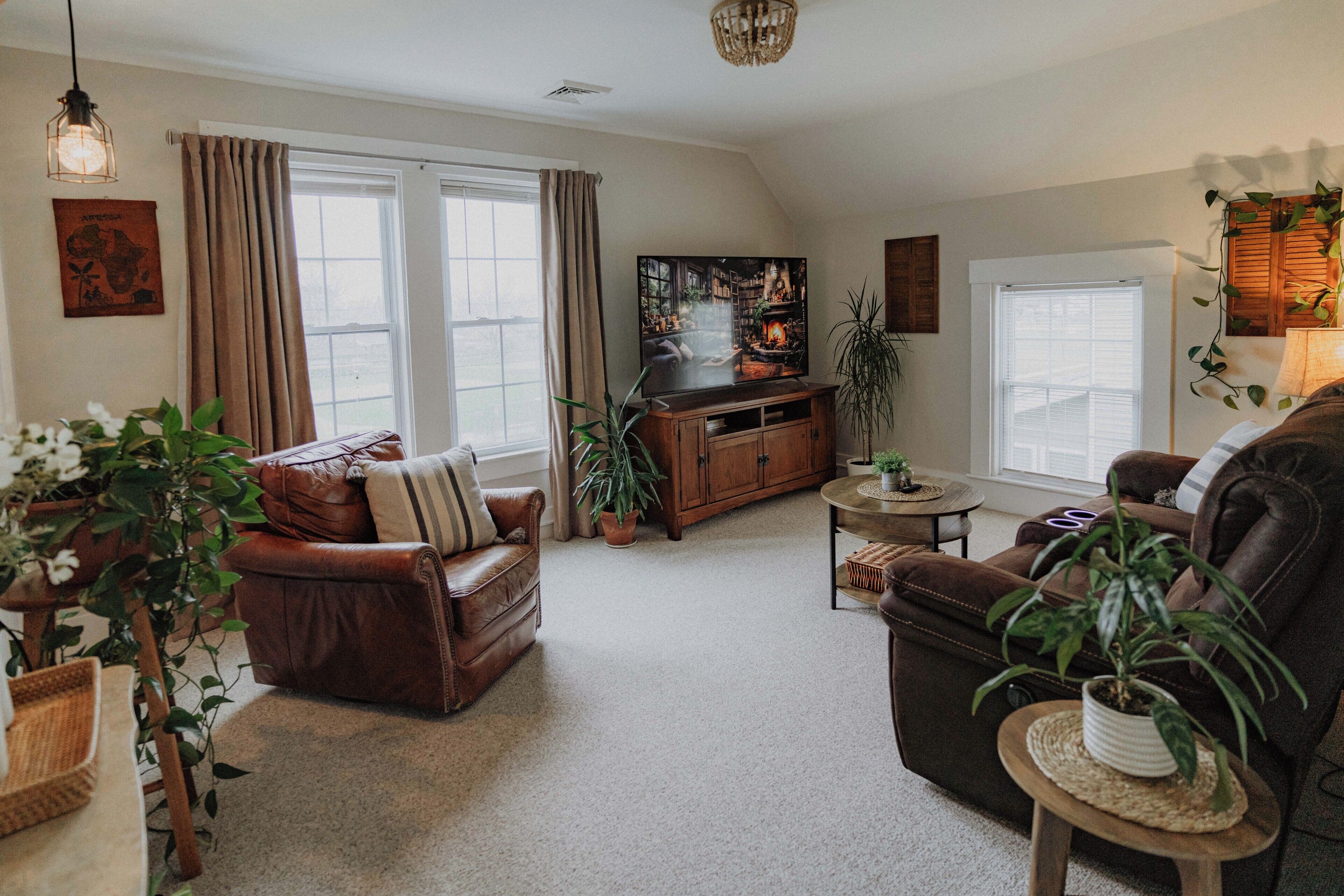 Smart-tv, boeken en een kantoor