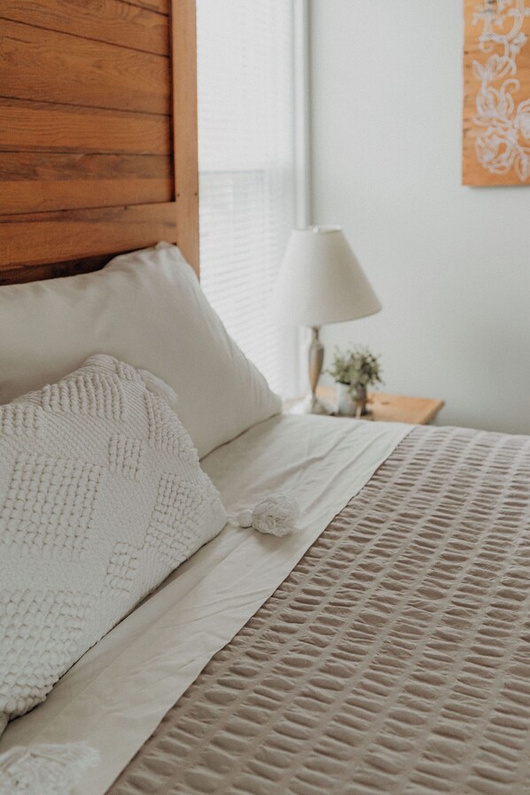 2 bedrooms, desk, iron/ironing board, WiFi