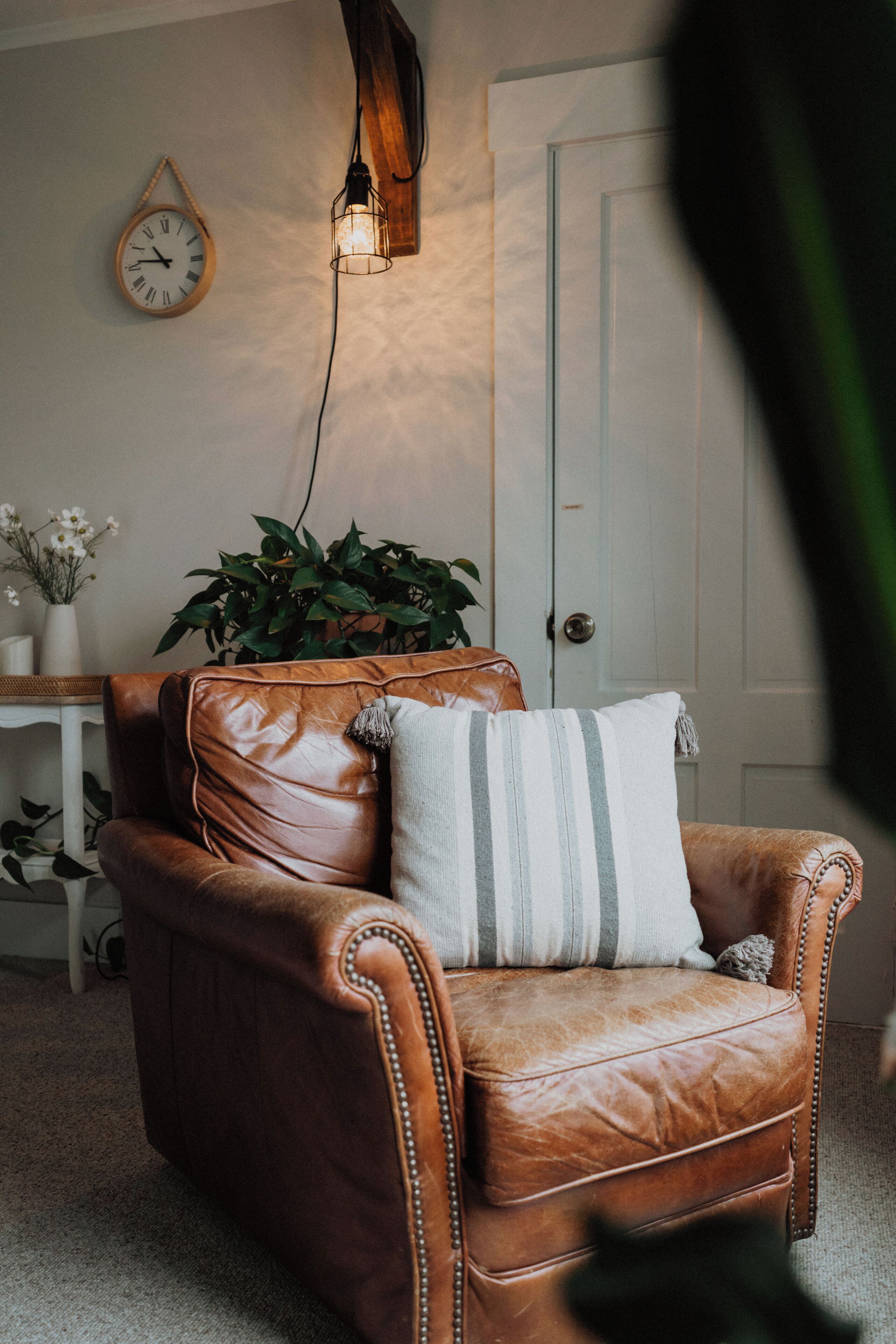 Smart-TV, bøker og kontorer