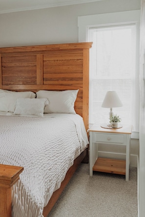 2 bedrooms, desk, iron/ironing board, WiFi