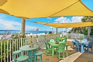 Apartamento, varias camas (Boardwalk 805) | Restaurante al aire libre