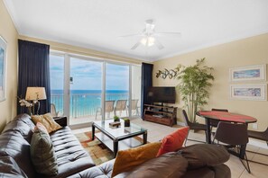 Condo, várias camas (Boardwalk 805) | Área de estar | TV