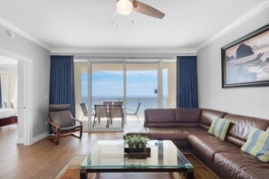 Apartamento, varias camas (Boardwalk 1801) | Zona de estar | Una televisión