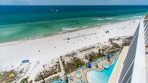 Ein Resort mit Strand, Poolbereich und Meerblick.