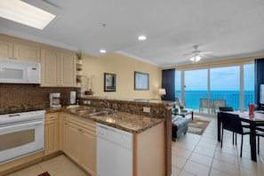 Condo, varias camas (Boardwalk 1405) | Cocina privada | Horno y tostadora 
