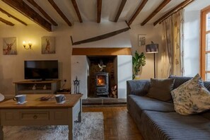 Smart TV, fireplace - 14th-century cosy 3-bed cottage business stays
(Bloxham)