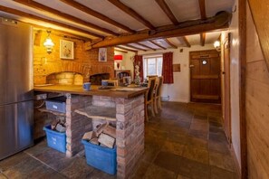 Interior - 14th-century cosy 3-bed cottage business stays
(Bloxham)