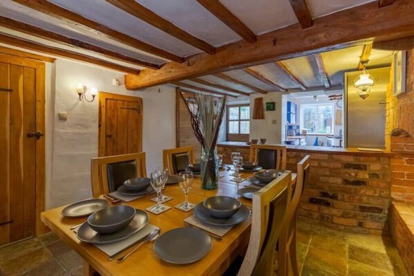 Dining - 14th-century cosy 3-bed cottage business stays
(Bloxham)