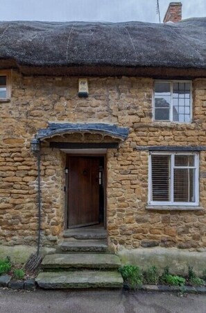 Exterior detail - 14th-century cosy 3-bed cottage business stays
(Bloxham)