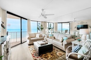 Apartment, 1 King-Bett und Schlafsofa (Windward 403 at Edgewater) | Wohnbereich