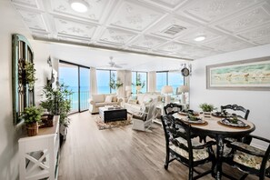 公寓客房, 1 張特大雙人床和 1 張沙發床 (Windward 403 at Edgewater) | 起居區 | 電視