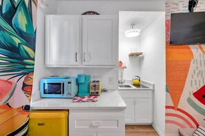 Kühlschrank, Mikrowelle, Wasserkocher mit Kaffee-/Teezubehör, Toaster