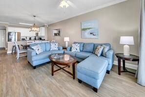 Leilighet, flere senger (Twin Palms 1401) | Oppholdsområde | TV