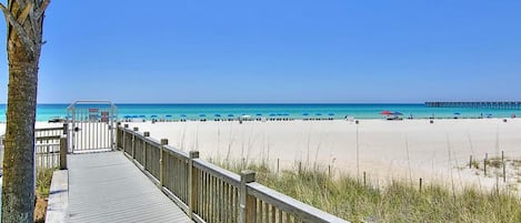 Condo, varias camas (Sterling Reef 802) | Playa | En la playa