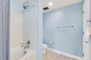 Condo, várias camas (Sterling Reef 802) | Banheiro | Toalhas de banho, sabonete, papel higiênico