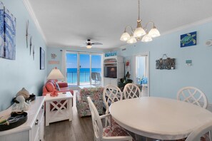 公寓客房, 多張床 (Twin Palms 1201) | 起居區 | 電視