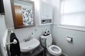 Hair dryer, towels, soap, shampoo - Travel Nurse Oasis W/ Home Gym + Washer and Dryer! (Wichita)