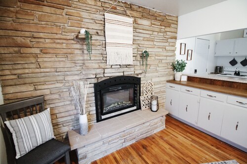 Cozy Retreat W/ Treadmill, Fenced-in Yard & 3 TVs!