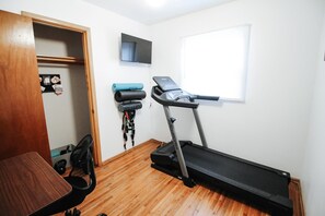 Fitness facility - Travel Nurse Oasis W/ Home Gym + Washer and Dryer! (Wichita)