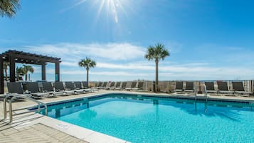 Appartement, Meerdere bedden (Ocean Villa 802) | Zwembad | Een binnenzwembad en een buitenzwembad