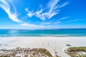 Condo, varias camas (Ocean Villa 802) | Playa | En la playa 