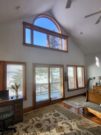 Cozy house on the lake with hot tub