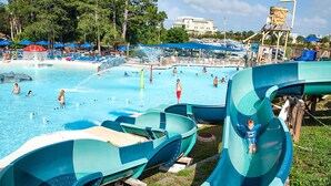 Un parc aquatique doté de nombreux toboggans et d’un espace piscine.