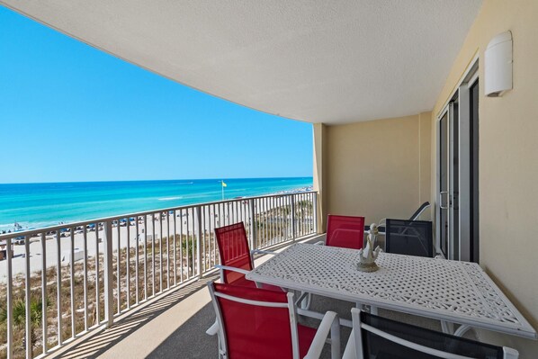 Apartment, Mehrere Betten (Ocean Villa 405) | Speisen im Freien