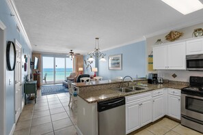 Condo, varias camas (Ocean Villa 405) | Cocina privada | Horno y tostadora 
